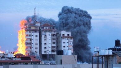 Notícias da ONU/Ziad Taleb Um edifício está em chamas no centro de Gaza