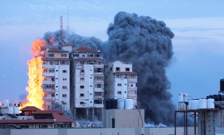 Notícias da ONU/Ziad Taleb Um edifício está em chamas no centro de Gaza