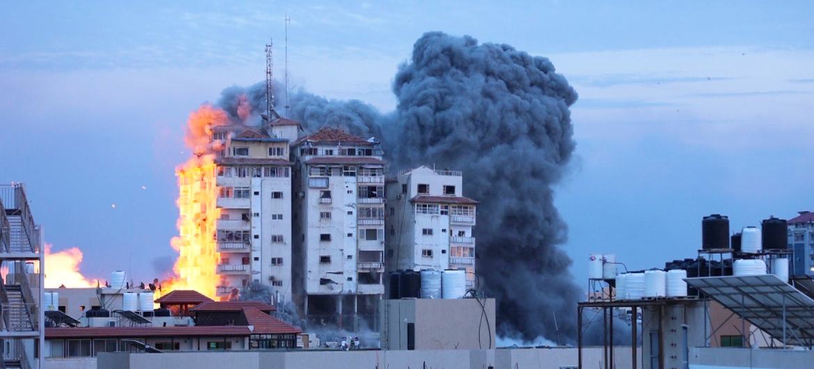 Notícias da ONU/Ziad Taleb Um edifício está em chamas no centro de Gaza