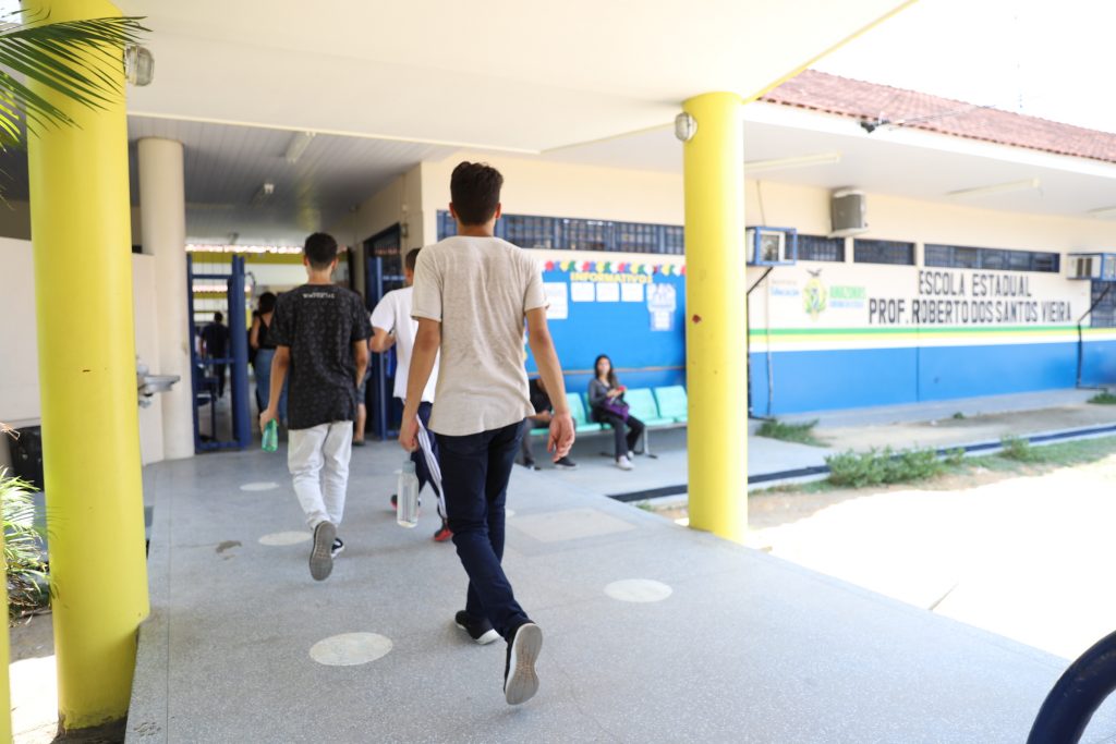 Candidatos entram em escola do Amazonas para fazer Enem 2023. Foto: Divulgação