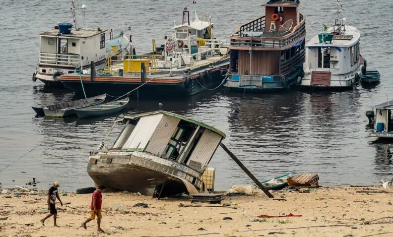 Alguns barcos encalharam com a seca. Foto: Divulgação