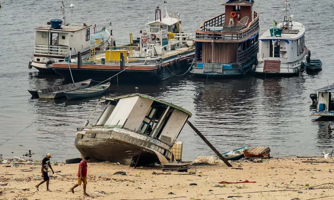 Alguns barcos encalharam com a seca. Foto: Divulgação