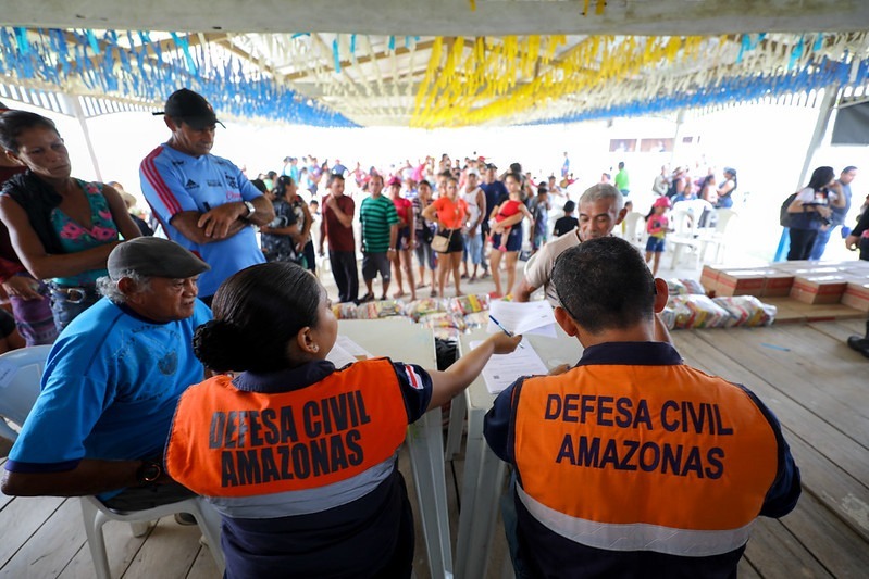 Pessoas são ajudadas pela Defesa Civil. Foto: Divulgação