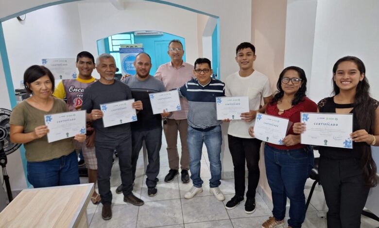 Alunos com certificado. Foto: Divulgação