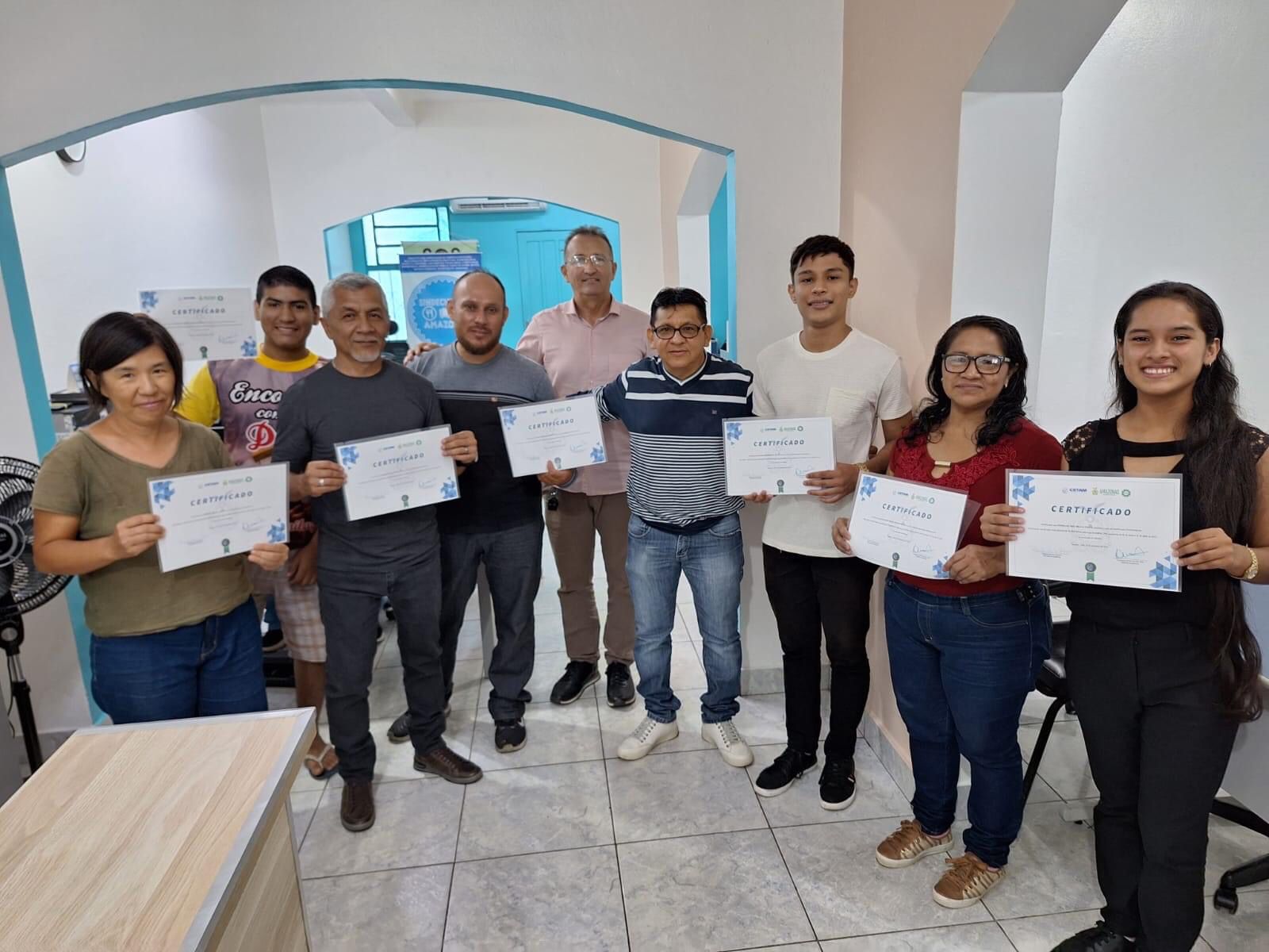 Alunos com certificado. Foto: Divulgação