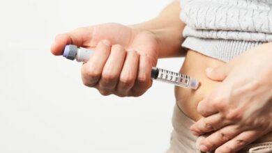 Pessoa injeta insulina para regularizar níveis de açúcar no sangue. Foto: Divulgação