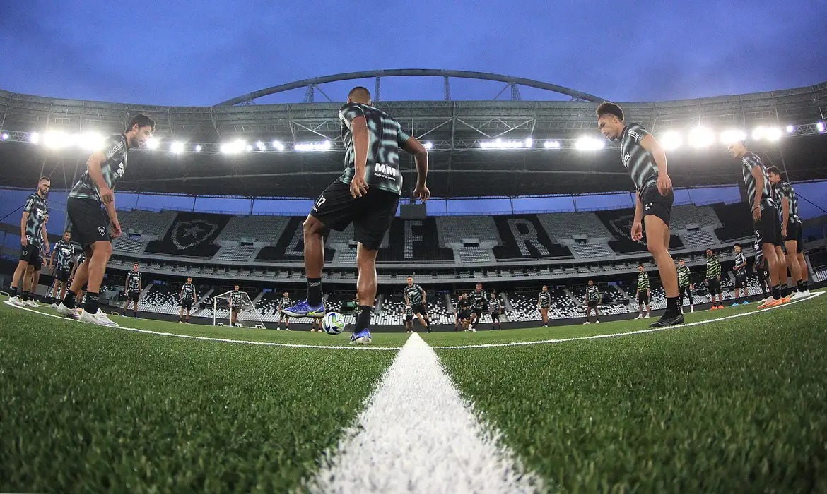 Jogadores sobre o gramado do estádio do Botafogo, no Rio. Foto: Divulgação