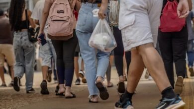 Imagem mostra candidados a caminho de prova do Enem. Foto: Divulgação