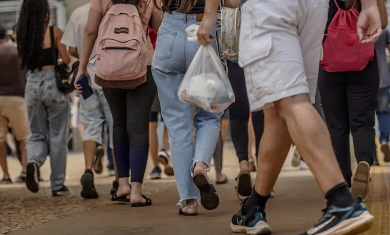 Imagem mostra candidados a caminho de prova do Enem. Foto: Divulgação