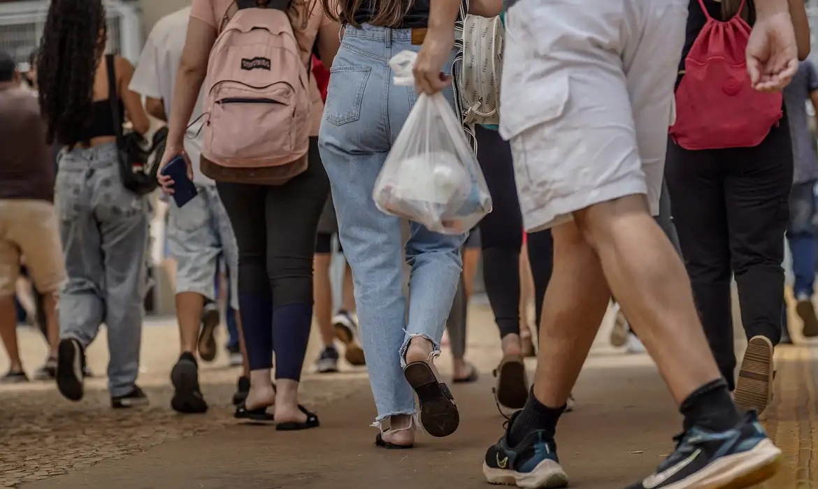 Imagem mostra candidados a caminho de prova do Enem. Foto: Divulgação