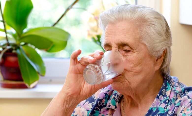 Idosa se refresca bebendo água. Foto: Divulgação